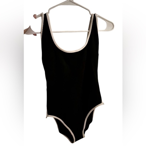 NWT- Good American Varsity Lay Out One Piece - Picture 4 of 7